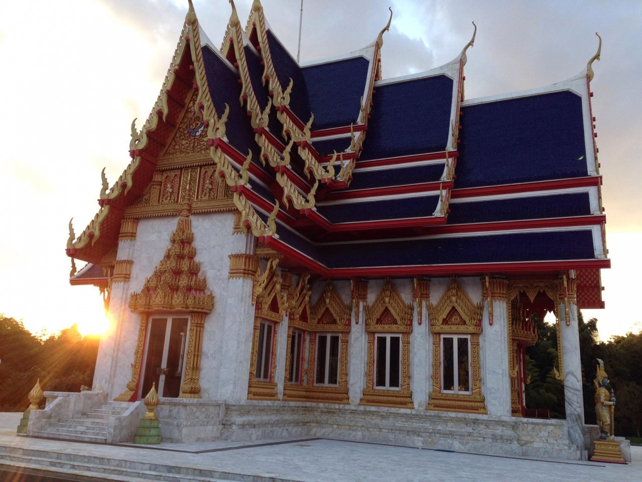 タイならではの鮮やかな色遣いの寺院が新鮮！2849503