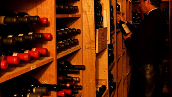 「オテル・ドゥ・ミクニ」ドリンク 1242529 フランスワインを中心に常時約350種
（ボトル各種6,480円〜）
