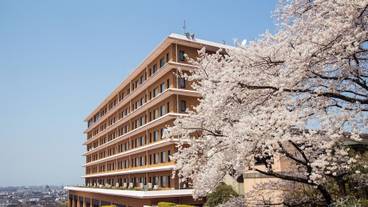 施設の正面 (日没後) / 2