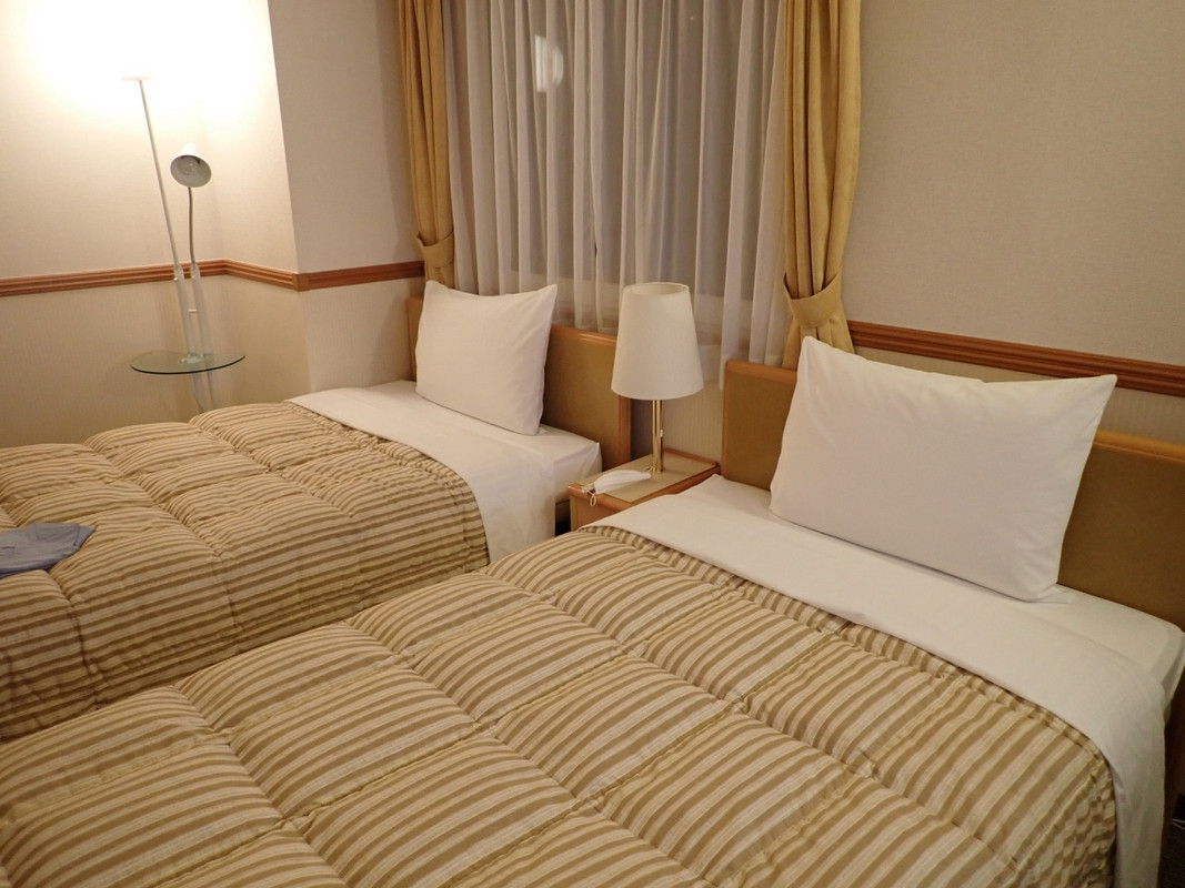 ベッドでいっぱい！という感じのお部屋。