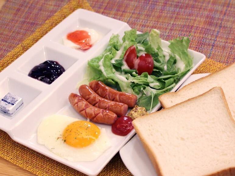 ルームサービスで
朝食を楽しんで / 2