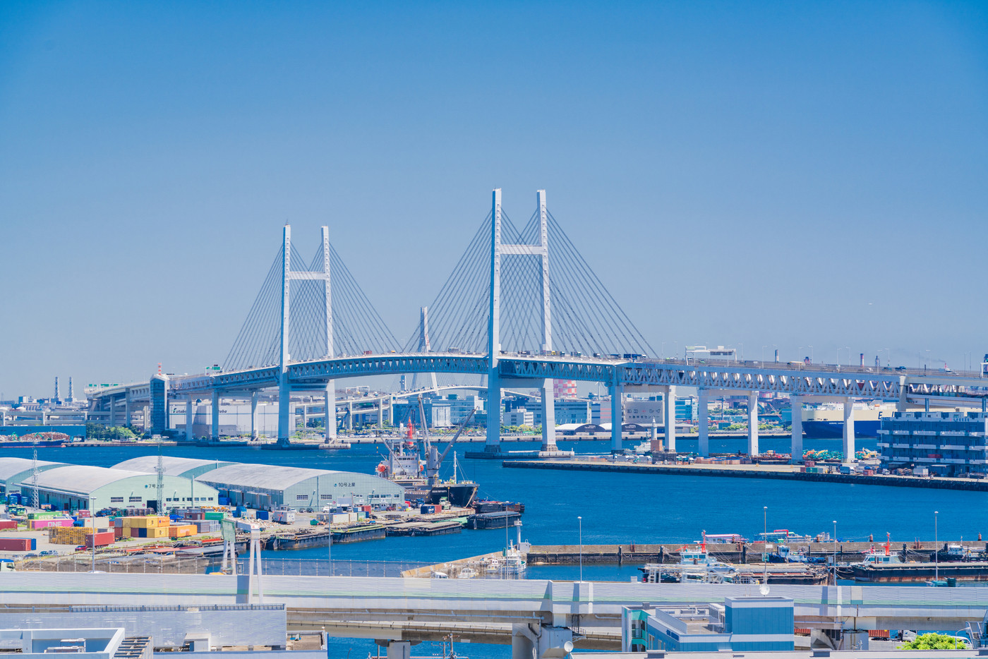 （神奈川県）港の見える丘公園から眺める横浜ベイブリッジ　初夏
