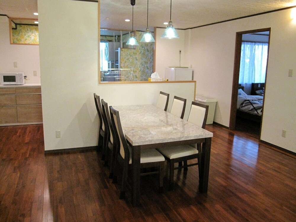 客室内のダイニングエリア