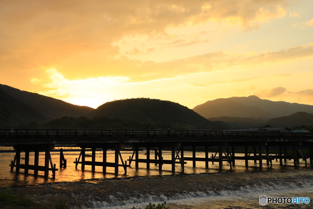 嵐山の夕暮れをたっぷり目に焼き付けて3446892