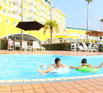 宿泊者限定のガーデンプールでのんびり。テーマパーク近くでリゾート気分を満喫♪3965309