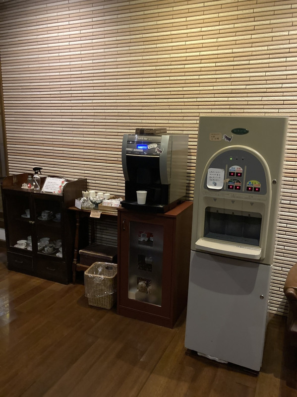 24時間セルフサービスのコーヒーや紅茶があります