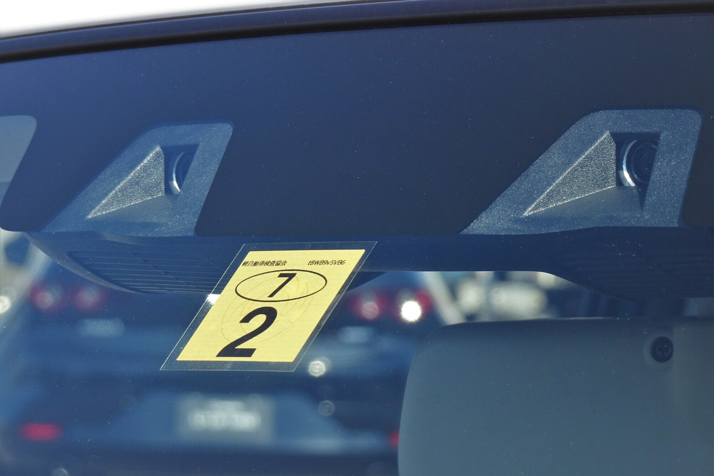 フロントガラスに貼られた軽自動車の車検ラベル　令和表記