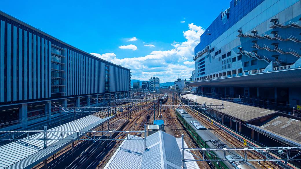 活気ある京都駅で
行き交う電車を鑑賞 / 2