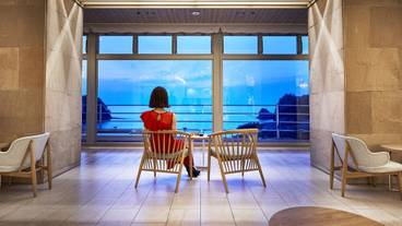 施設の正面 (日没後) / 1