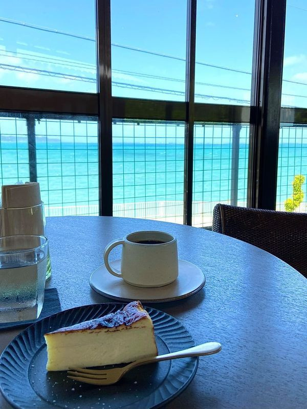 うるま市勝連浜のビーチ沿いに佇む「空とコーヒー うきぐも」。地元の塩が添えられたチーズケーキと、絶景もご馳走 / 4