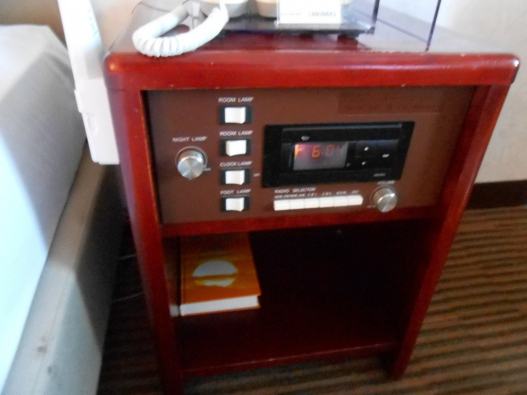 ベッドサイドテーブルのレトロ感がスゴイ！