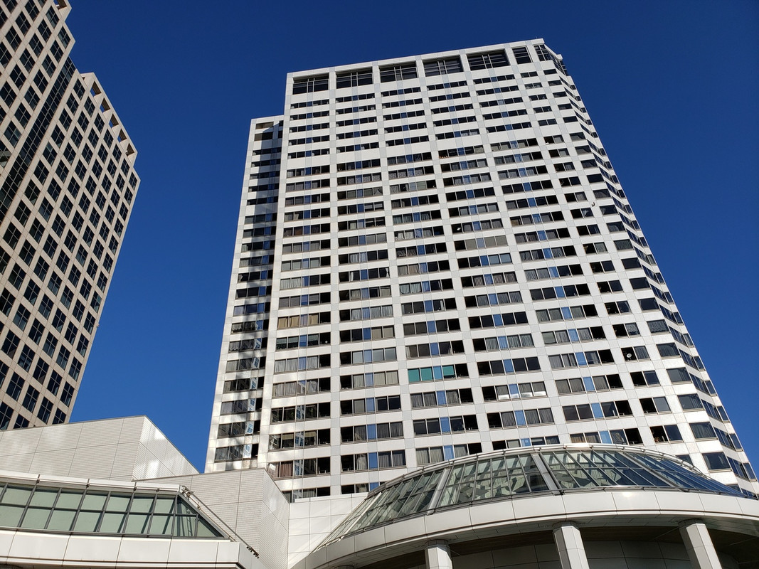 運河側から見たホテル。