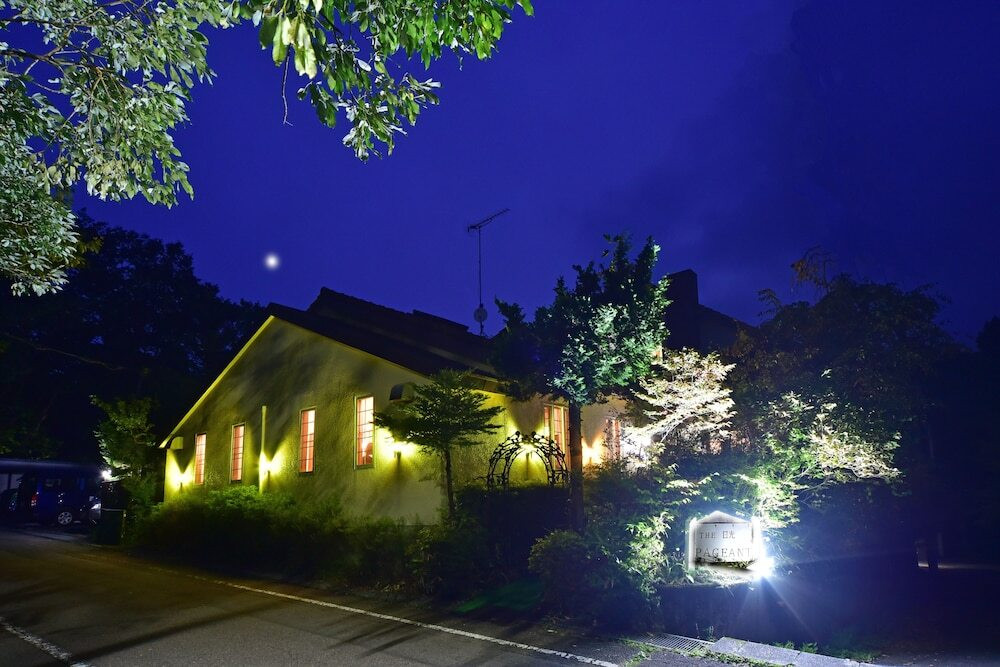 施設の正面 (日没後)