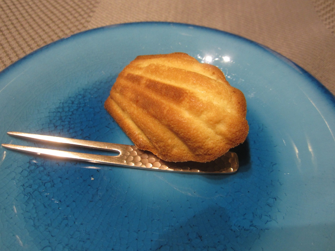 焼きたてのマドレーヌは外側がパリパリサクサク