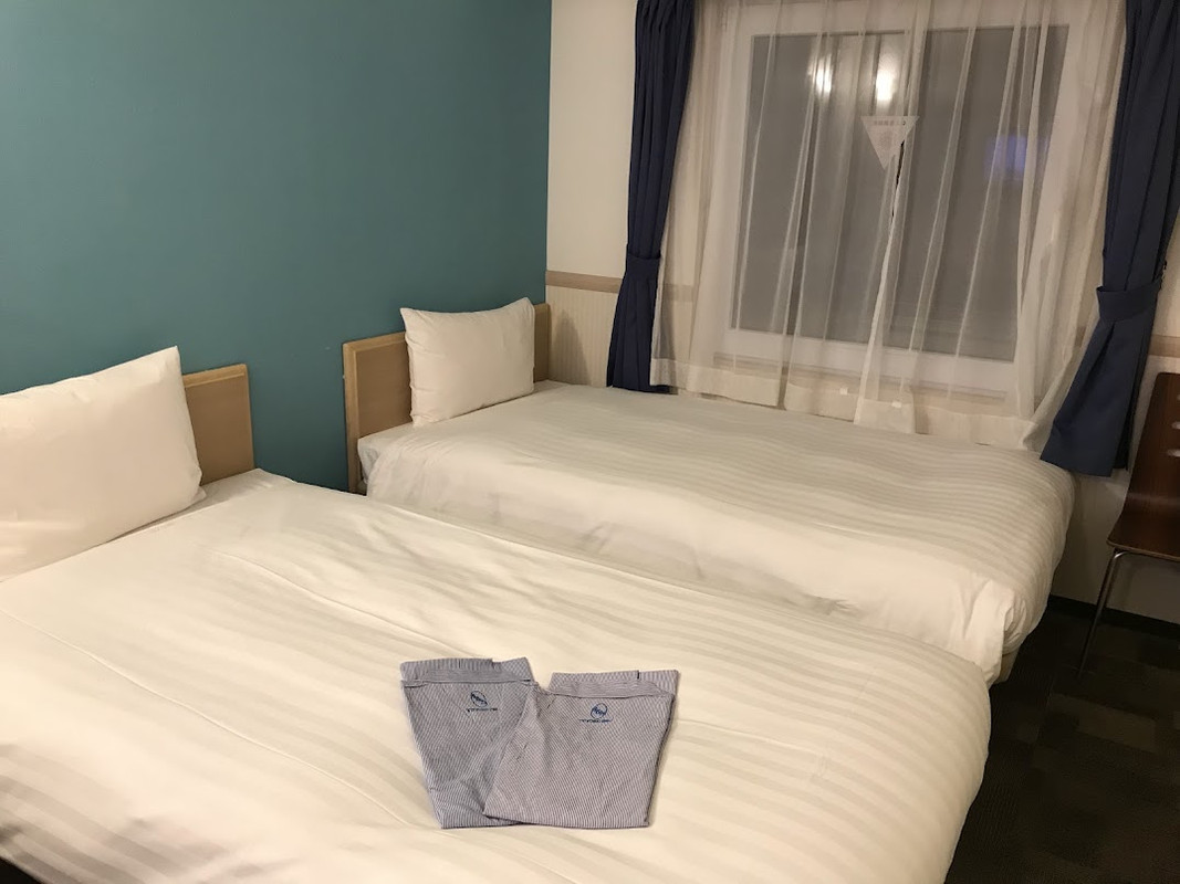 この窓の向こうが線路