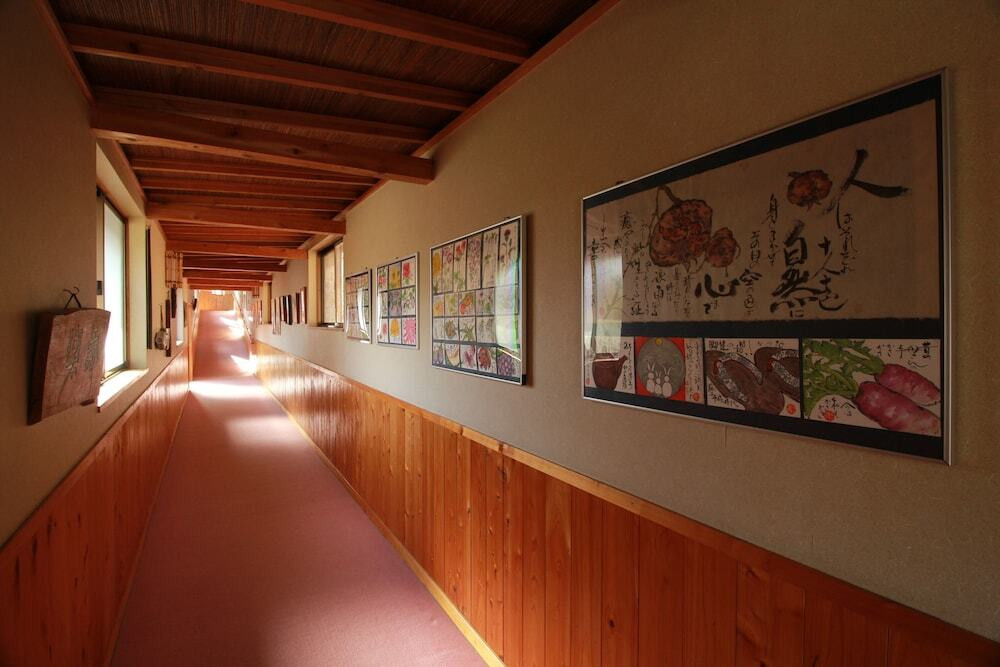 山あいの一軒宿で、温泉と四季の味を堪能4024382