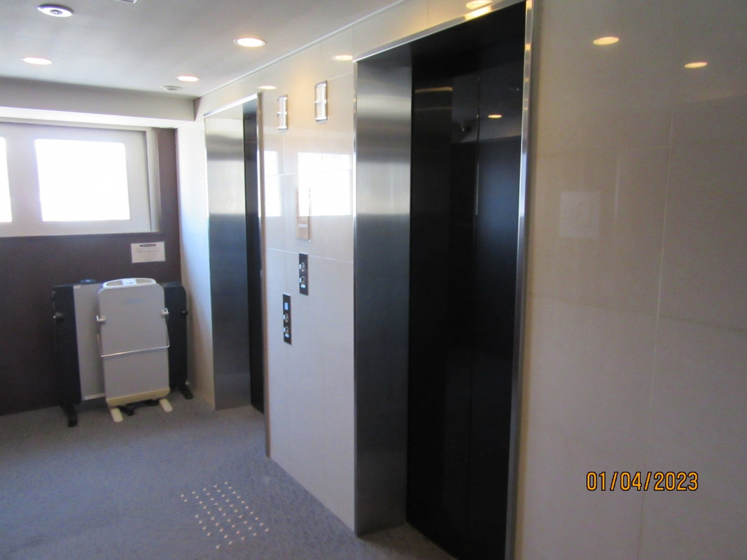 エレベータホールとズボンプレッサー。