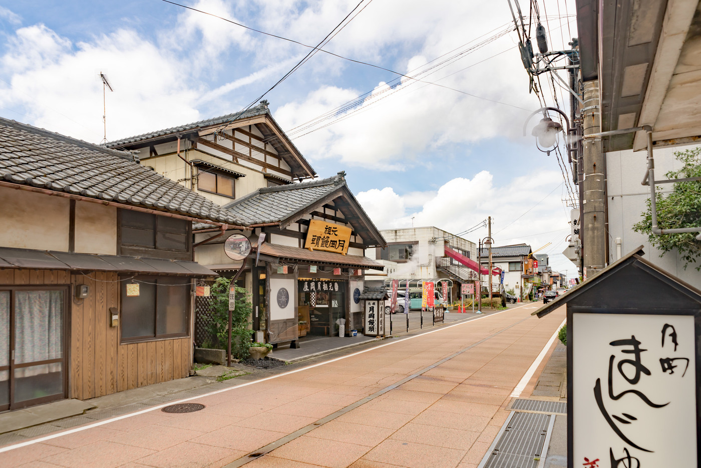 夏の月岡温泉街