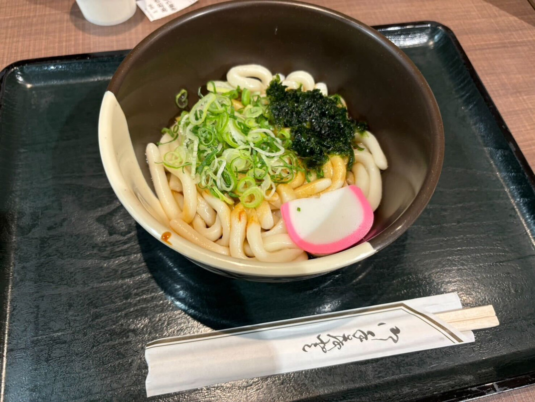 チェックアウト後に安濃SAに立ち寄り「お食事処伊勢津」のあおさ伊勢うどんを食べました。あおさの良い香りともっちり太麺が最高〜！とても美味しかったです。 / 2