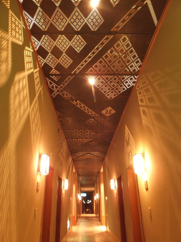 廊下の天井にも津軽こぎん。