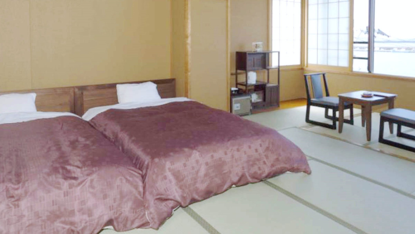 海に面した温泉宿で、目の前の漁港で揚がったばかりの海の幸を堪能3653914