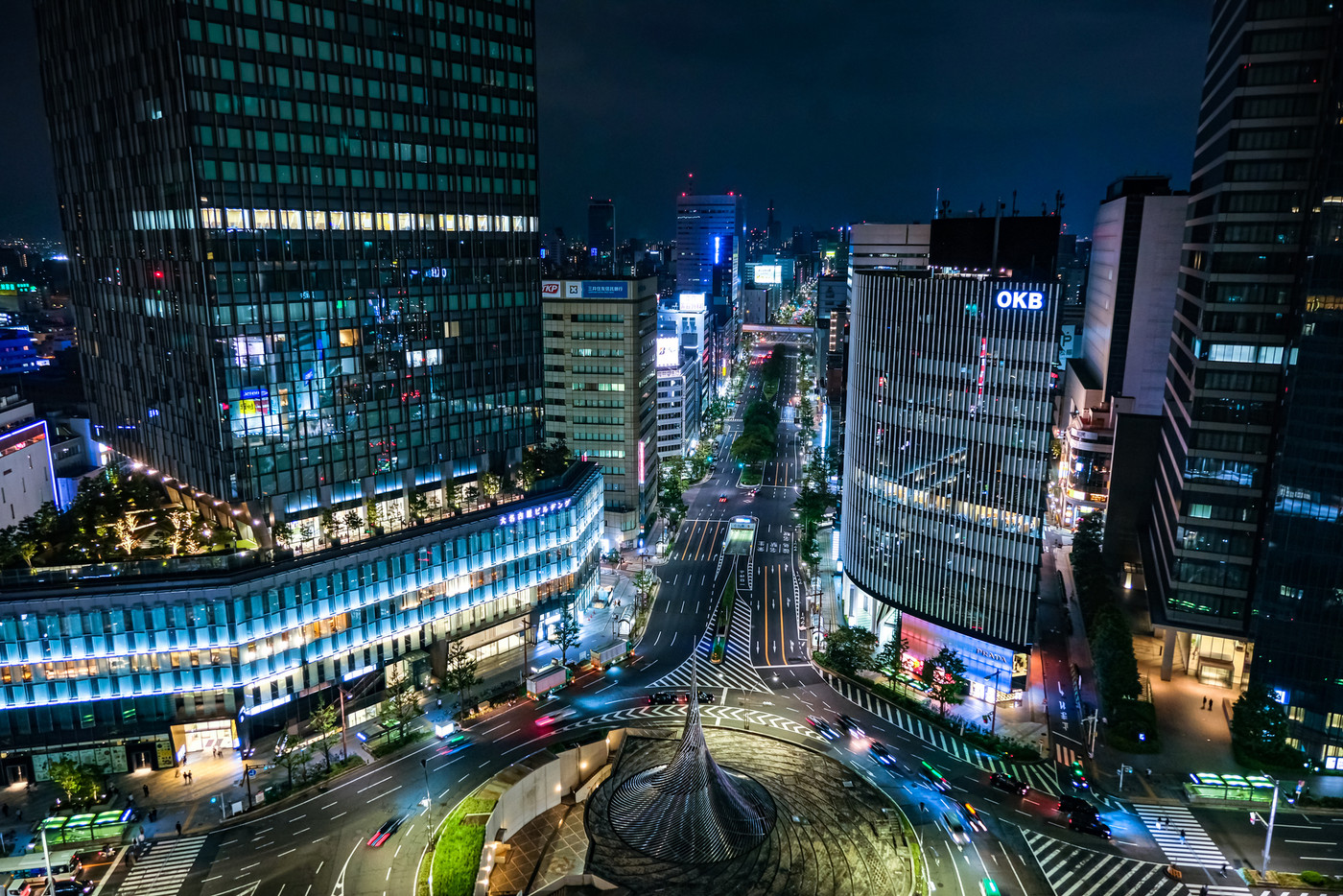 名駅・JRセントラルタワーズ内の空中街路から眺める美しい夜景4066041