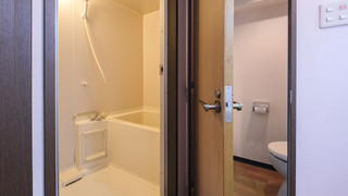 ジュニアスイートルーム　ダブルベッド1台＆セミダブルベッド3台　禁煙　清掃料金別　連泊時の清掃なし