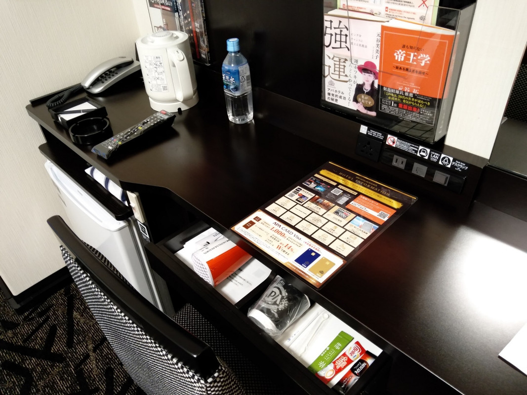 客室テーブル。ノートＰＣと資料を広げての仕事に充分なスペース