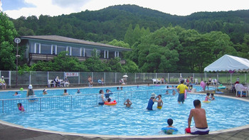 深さ2段階のキッズプールで楽しく過ごせる！湖水浴場にも近い4056174