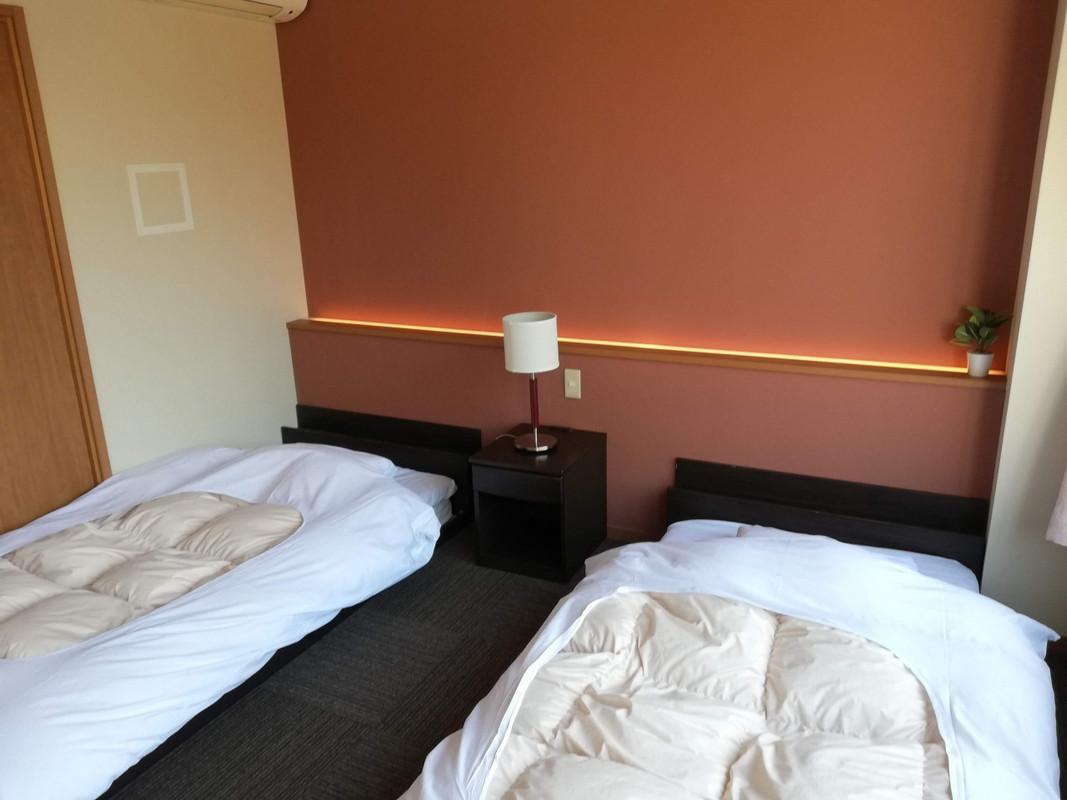 広い~~~。洋室にベッドがありました。