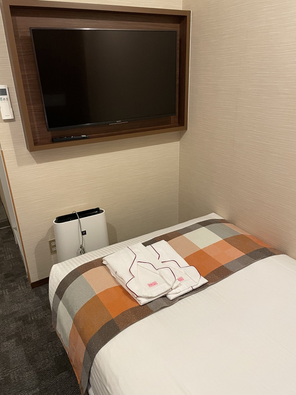 セミダブルベッドですが、あまり狭くはなかったです。