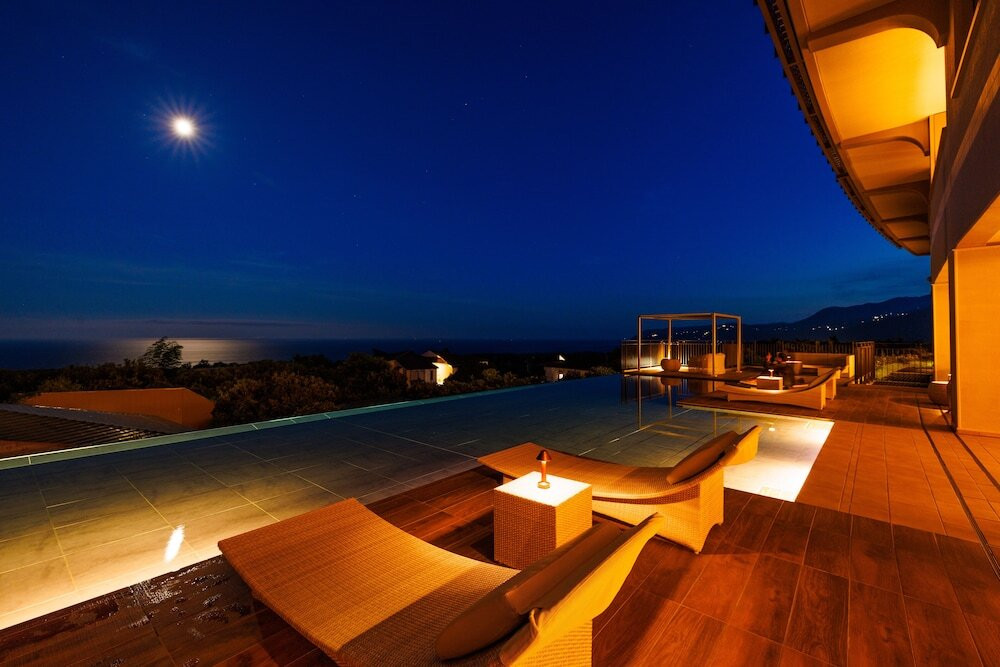 夜の水盤テラス