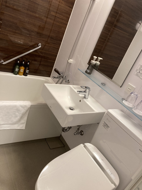 部屋とバスルームには段差なし