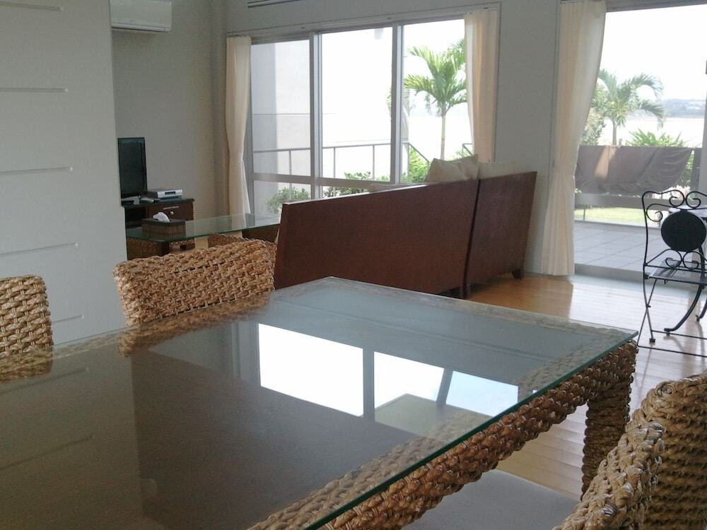 客室内のダイニングエリア