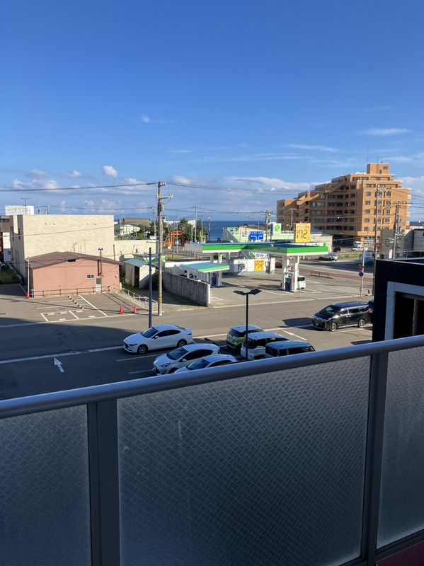 ベランダの前は広い駐車場