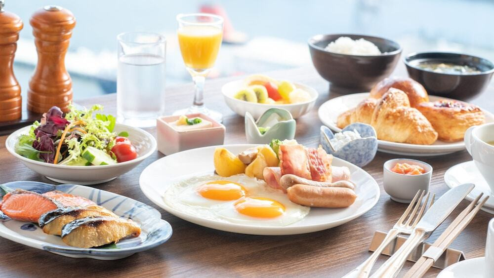 ガラス張りのレストランでハーバービューとともに朝食を4773296