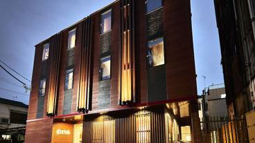 施設の正面 (日没後) / 2