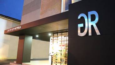 施設の正面 (日没後) / 1