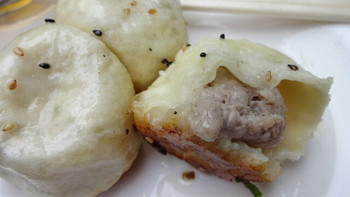 「西湖春上海小龍包 アメ横店」料理 1223496 焼き小龍包の中から肉汁ジュワ～