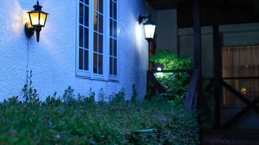 施設の正面 (日没後) / 4