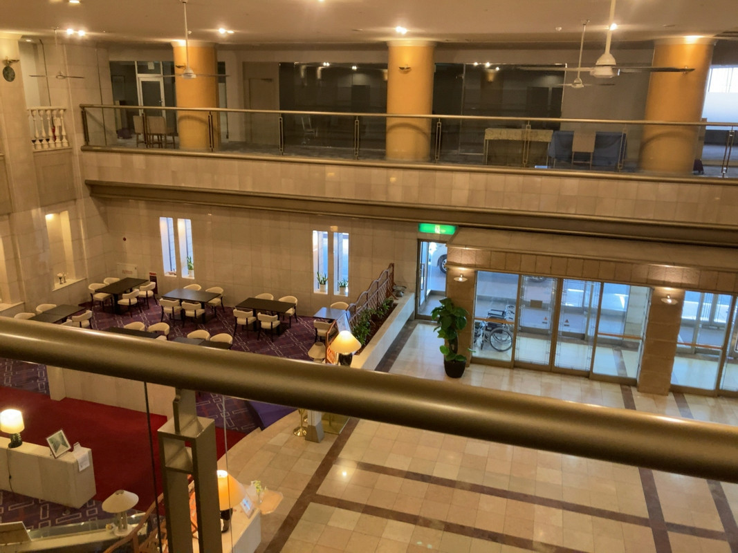 広いホール。豪華ですが　子供の声が響くこと響くこと！！