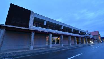 施設の正面 (日没後) / 4