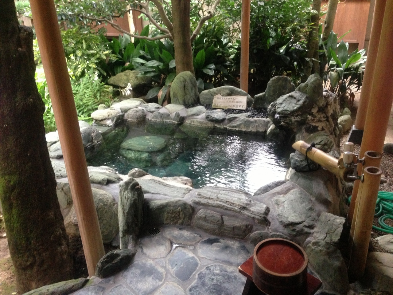 大露天風呂は国内屈指の広さ。皇室ゆかりの名湯を客室でも堪能3626169