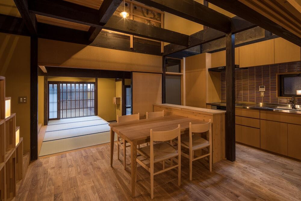 客室内のダイニングエリア