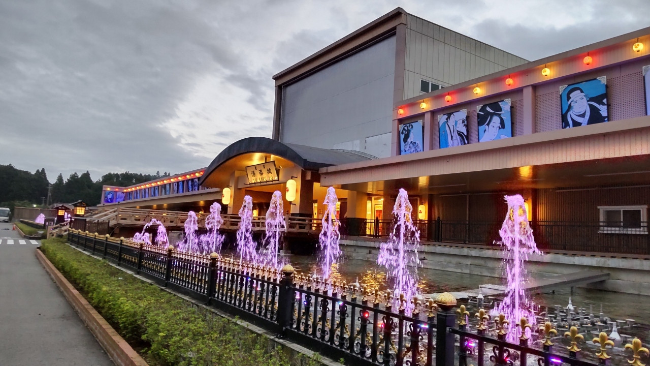 建物前に噴水があり、ショーが行われる