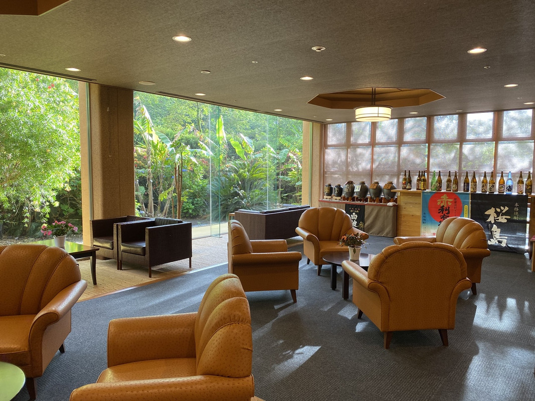 ロビーラウンジ　焼酎の樽