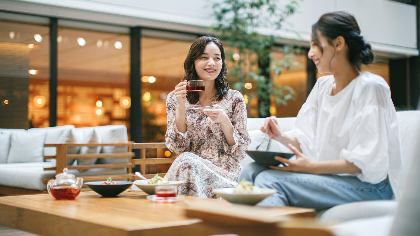 自宅でコーヒーを飲む若い女性