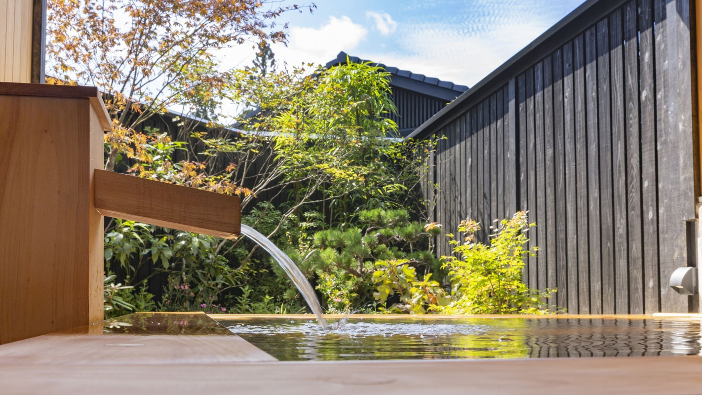 半露天風呂から見える日本庭園