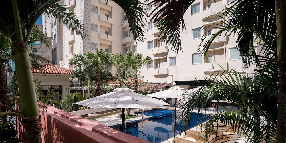 プールサイドバーでリゾート気分満点な時間を4286323