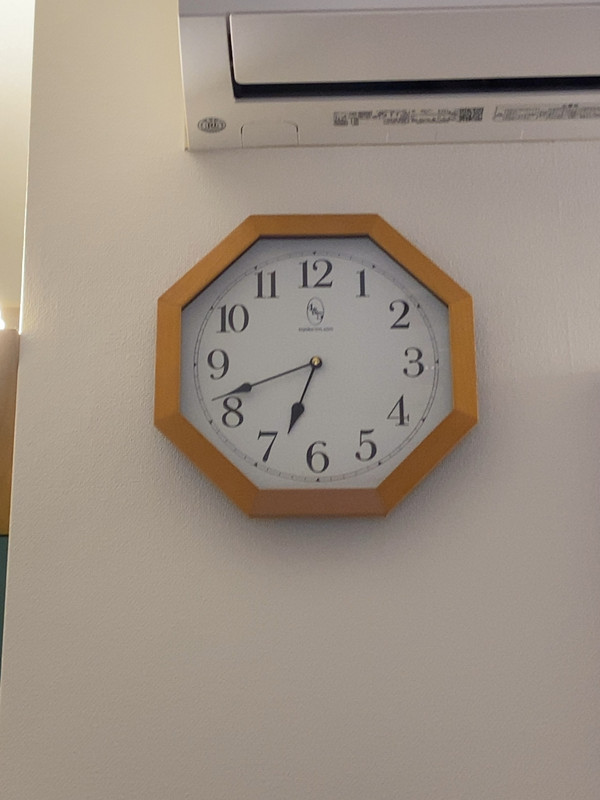 何故か部屋にアナログ時計。深夜にコチコチと音が聞こえた